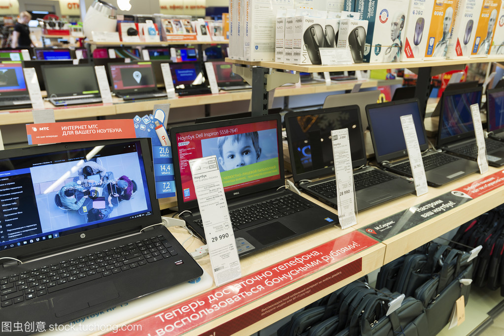 希姆基,俄罗斯-2015 年 12 月 22 日。笔记本电脑在 Mvideo 大型连锁店卖电子产品和家用电器